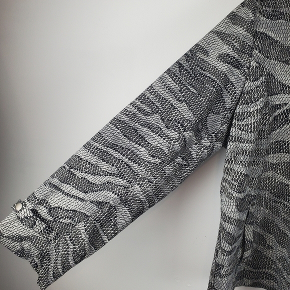 Chico's Zenergy Jacket Womens 2 US 12 Large Gray Snakeprint Full Zip Mockneck - Picture 10 of 12